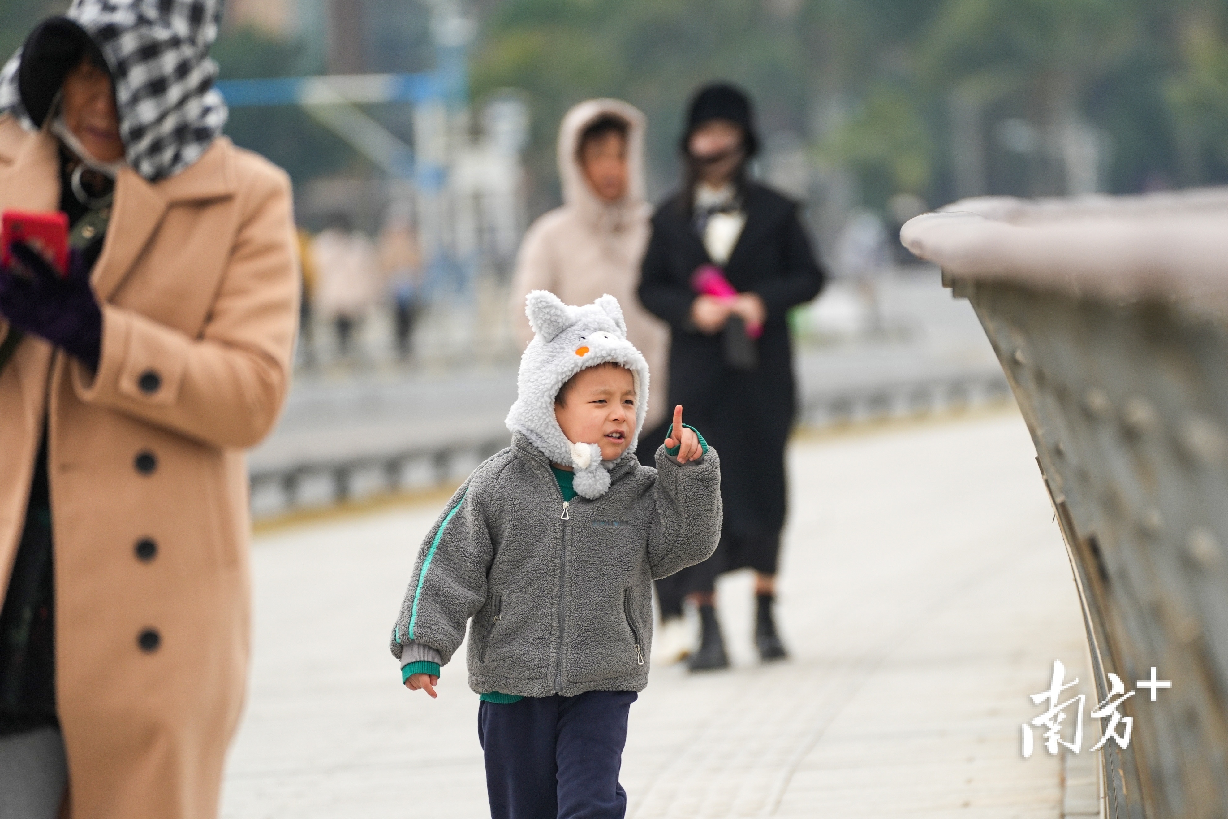 小朋友戴上可爱的帽子既时髦又保暖。