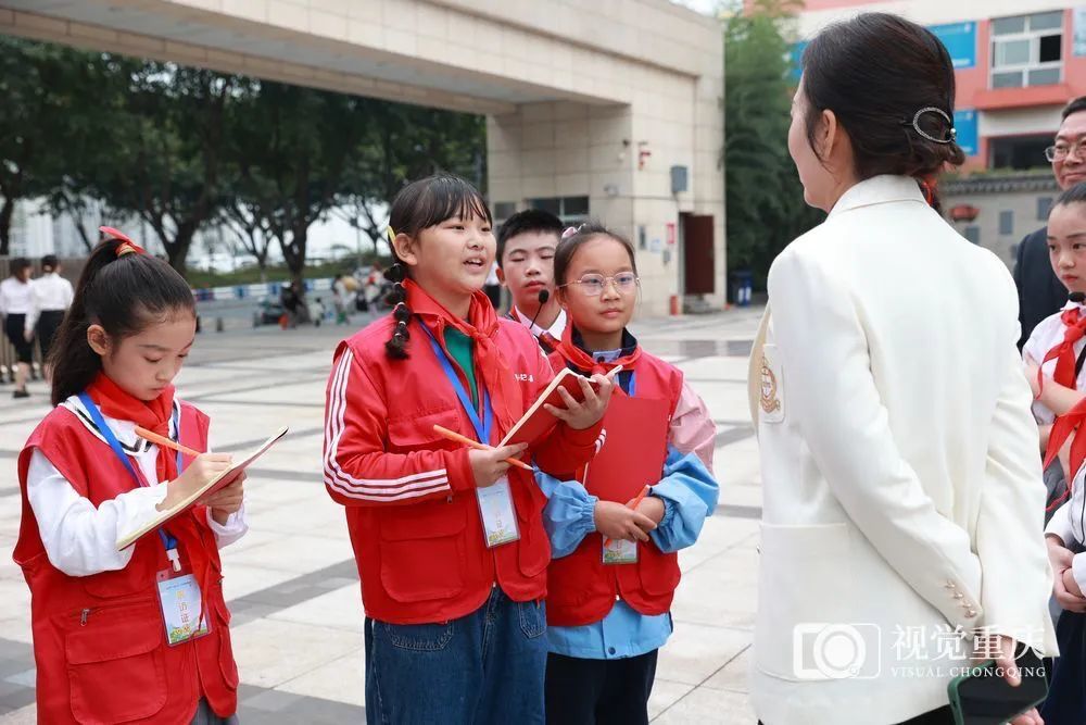 高新区科学城康居西城小学校，“小萝卜头”小记者们正在校园内进行采访。记者 崔力 摄/视觉重庆