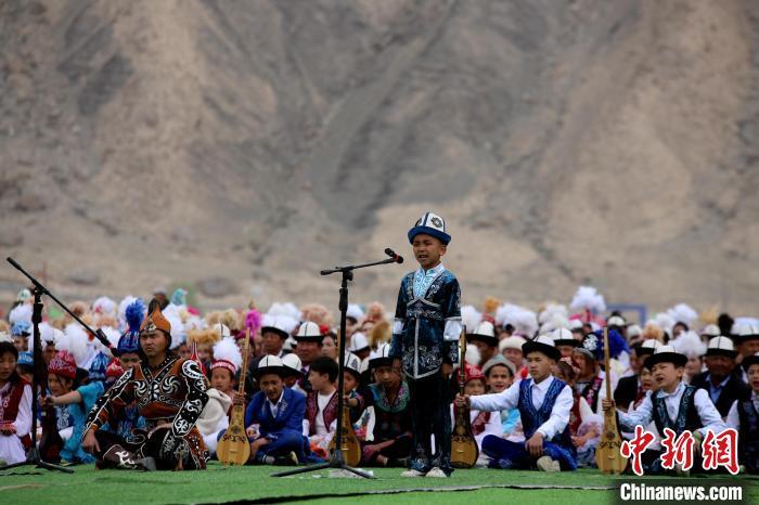 近日，2024年新疆阿合奇县猎鹰文化旅游季拉开帷幕，现场小玛纳斯奇传承人为观众说唱《玛纳斯》。陶拴科 摄