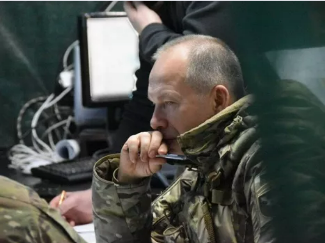 ·正在乌军指挥部中思考的瑟尔斯基。