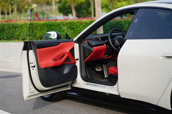 这颜值一眼种草!小米SU7雅灰图赏