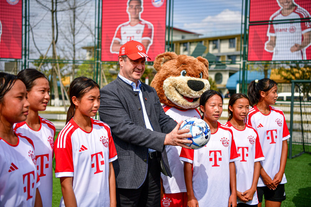 德国巴伐利亚州州长索德尔（左四）在位于成都市武侯区的阿迪达斯20号体育公园观摩了一场中国少年女子足球队的训练赛。新华社记者张超群摄