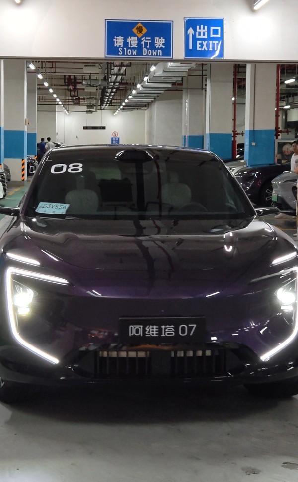 缓缓驶来的车辆