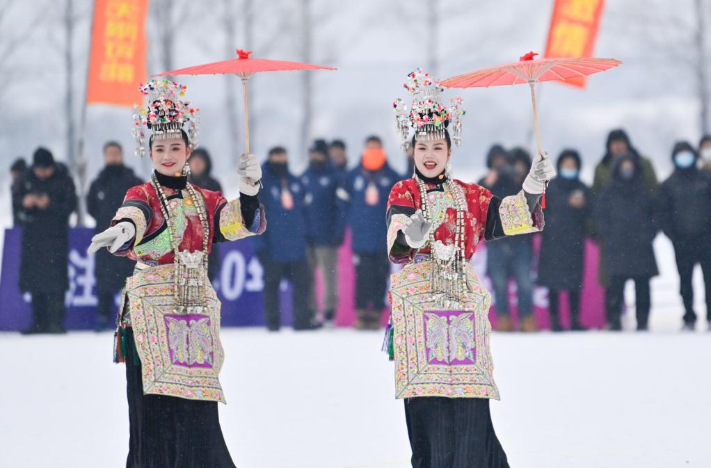 ↑12月23日，来自贵州榕江的歌舞表演者在中场休息时表演侗族歌舞。新华社记者 颜麟蕴 摄