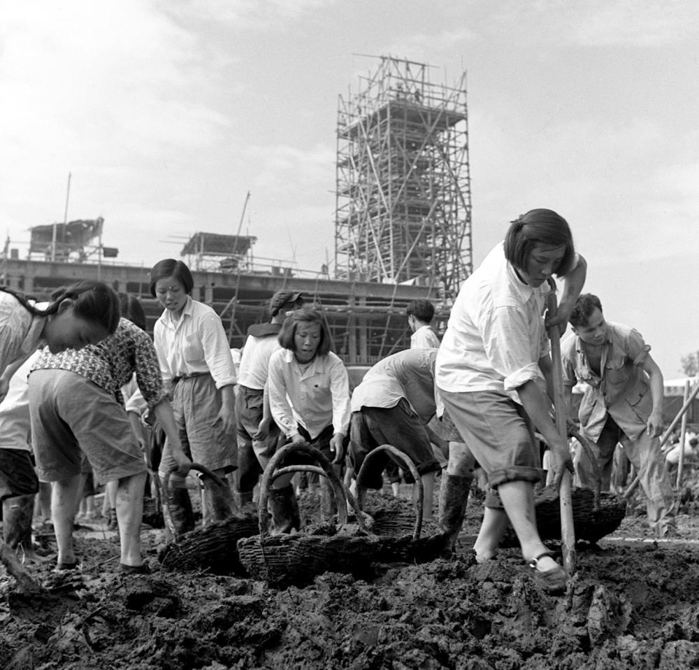 1954年,北京学生在工地上参加义务劳动。