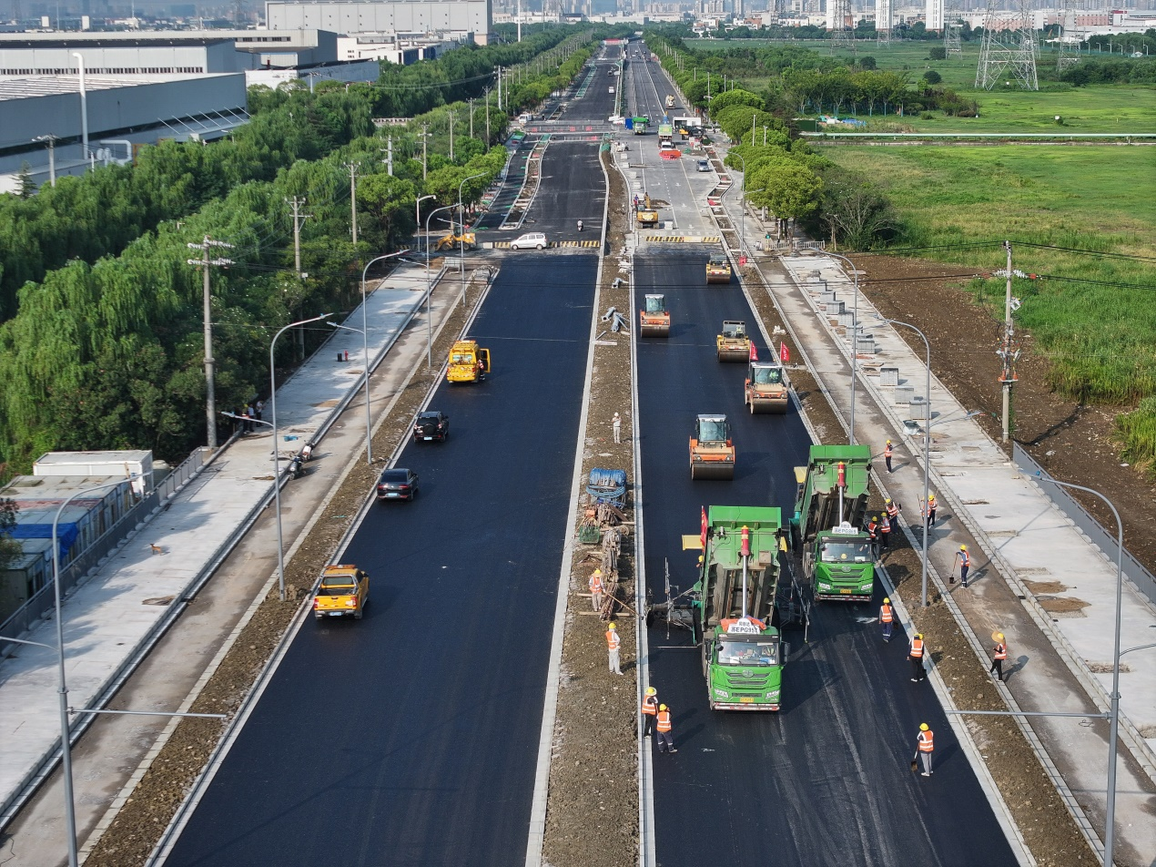 8月22日拍摄的苏州强胜路接312国道工程沥青路面摊铺施工现场（无人机照片）。新华社记者 季春鹏 摄