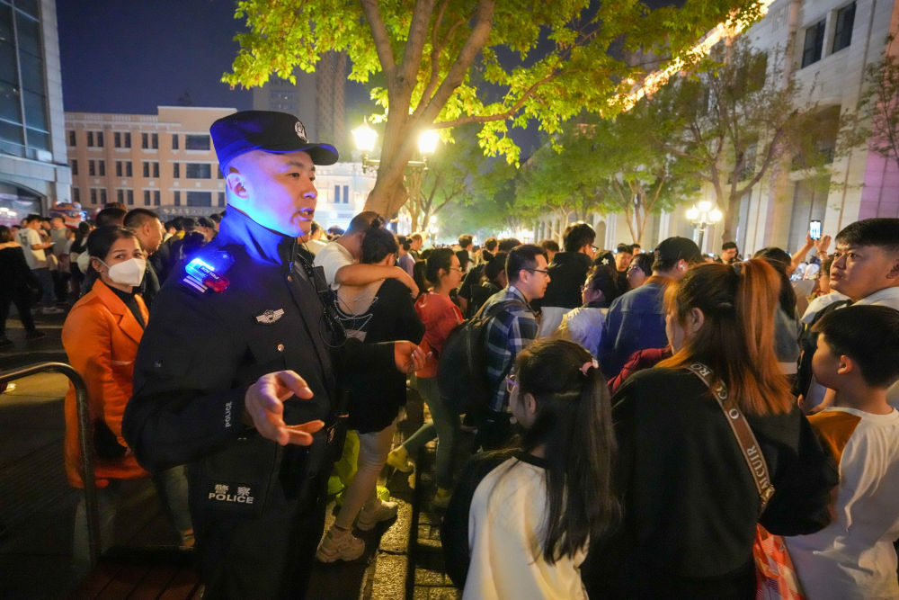 5月3日，公安人员在哈尔滨中央大街上维持秩序。