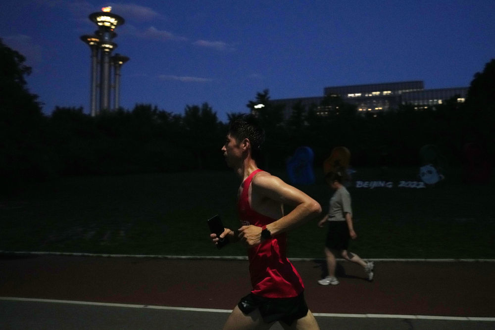 6月24日，栾玉帅在北京奥林匹克森林公园进行跑步训练。