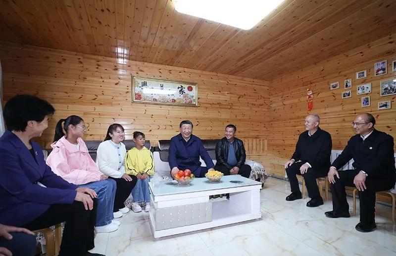 △2023年9月6日,习近平总书记在黑龙江大兴安岭地区漠河市北极村,同村民史瑞娟一家亲切交谈。