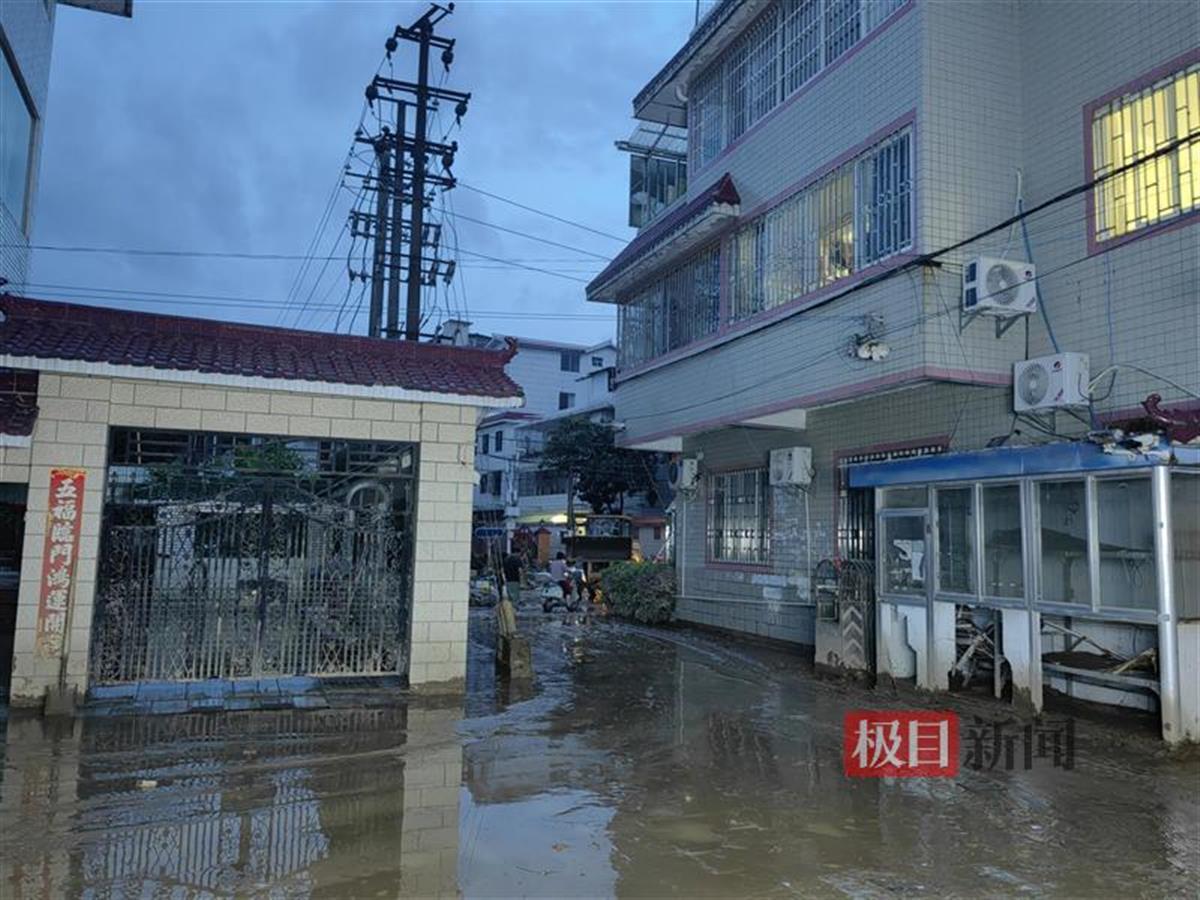 赵先生所开民宿的门前道路