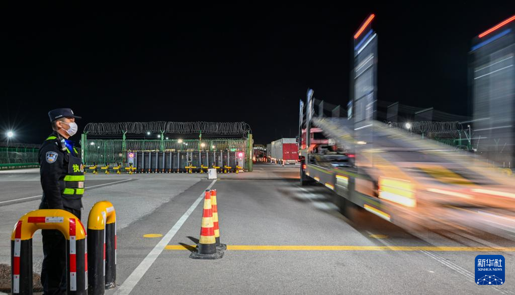 4月19日0时许，在霍尔果斯公路口岸，一辆货车通过界桥出境。新华社记者 陈朔 摄