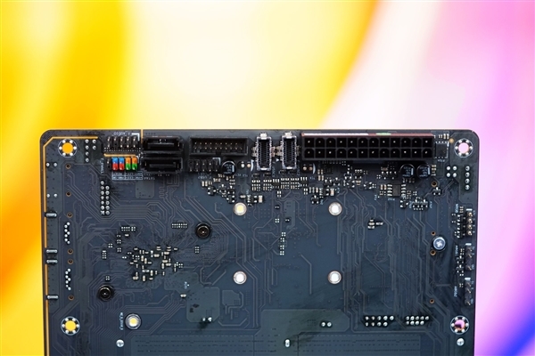 正面没有一根线!铭瑄H770YTX D5 WIFI主板图赏