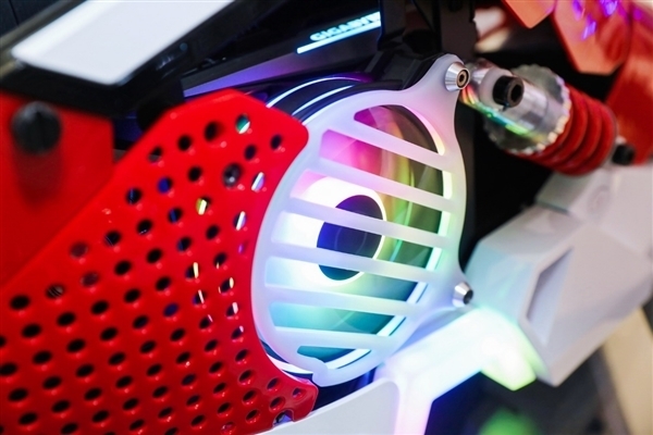 酷冷至尊做了一条“机械鲨鱼”主机!