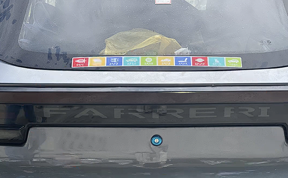 最强老头乐现身 前挂“保时捷”后贴“法拉利”:车主被拘