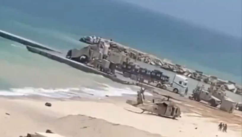 社交媒体上流传的以军直升机撤离视频截图。距离直升机不远处即为美军修建的临时码头。