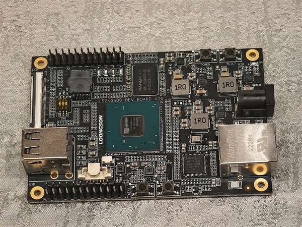 龙芯2K0300蜂鸟开发系统正式发布:巴掌大小 无限可能