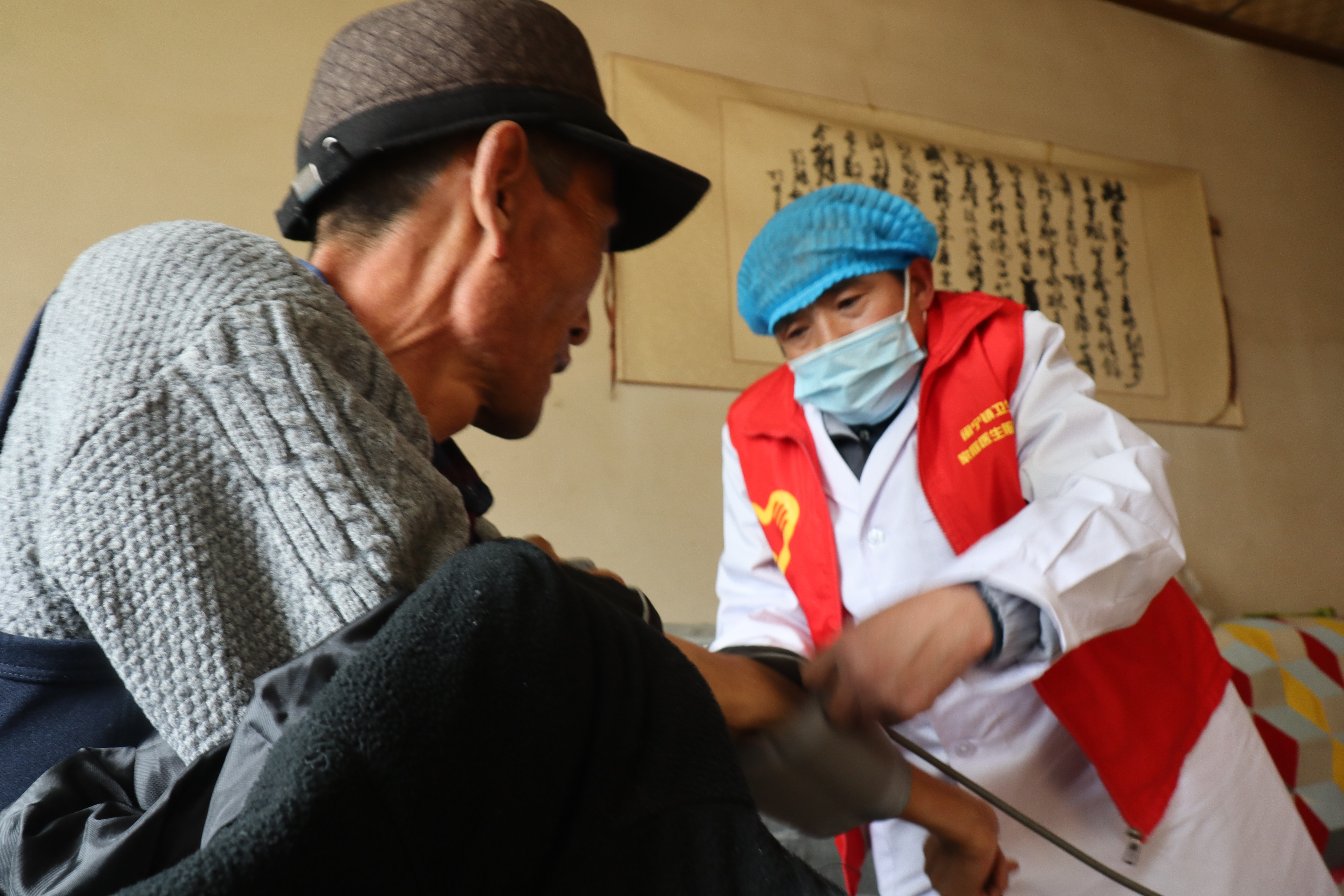 入户服务,宣传健康知识。