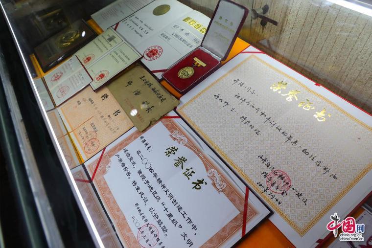 ▲草原英雄布德故居内景·布德同志的荣誉证书。中国网记者郑伟摄