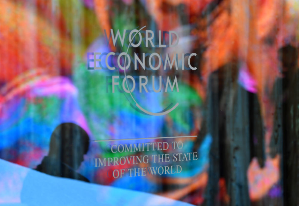 ↑在瑞士达沃斯拍摄的世界经济论坛标识。