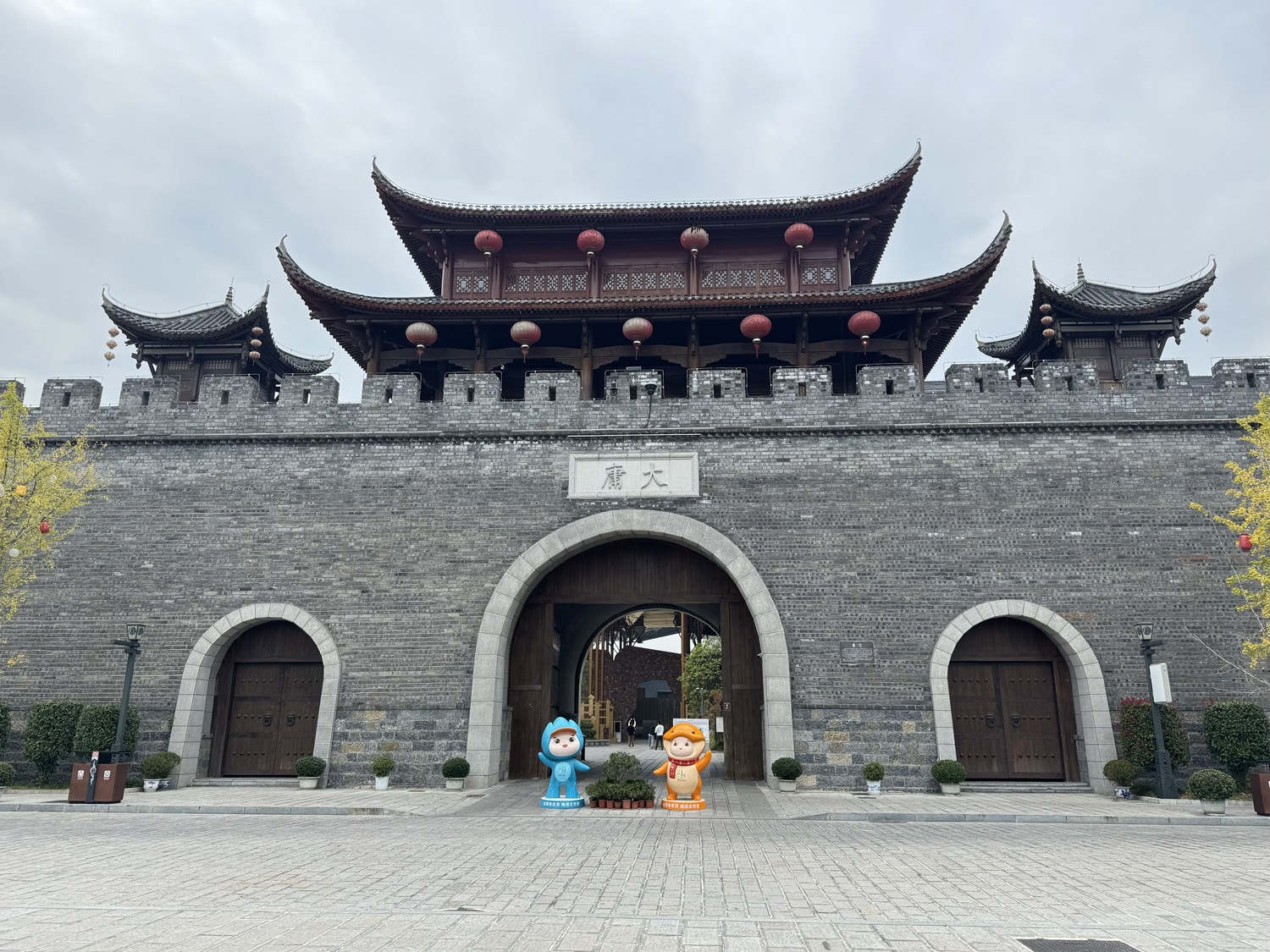 大庸古城东门,城门上的红灯笼已残破褪色。