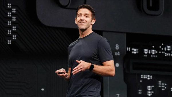 苹果硬件工程高级副总裁约翰·特纳斯