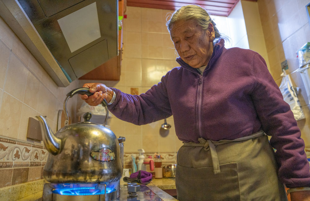 格桑玉珍在家中烧水（4月3日摄）。新华社记者 丁增尼达 摄