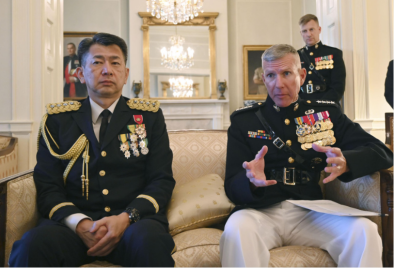 2024年6月21日，美国海军陆战队司令埃里克·史密斯（右）与日本陆上自卫队幕僚长森下泰臣在华盛顿参加新闻发布会并发表讲话 图自日媒