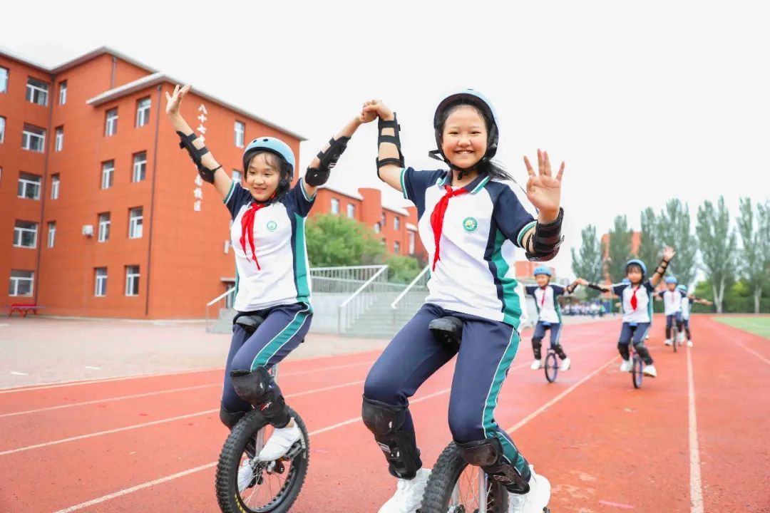 吉林省长春市绿园区同心小学学生在学校“活力操场”上骑独轮车。吉林省教育厅供图