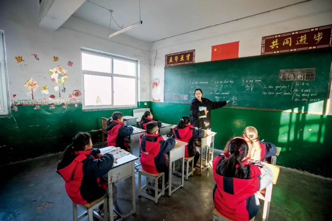 2021年12月21日,山西省运城市垣曲县英言镇赵寨小学三年级学生们在上英语课。