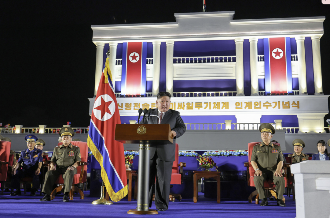 8月4日，金正恩出席新式战术弹说念导弹刀兵系统派遣典礼并发表话语，右一为金正恩的犬子。图/管事新闻