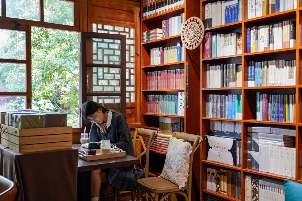一名读者在文明街上的东方书店里阅读（5月10日摄）。