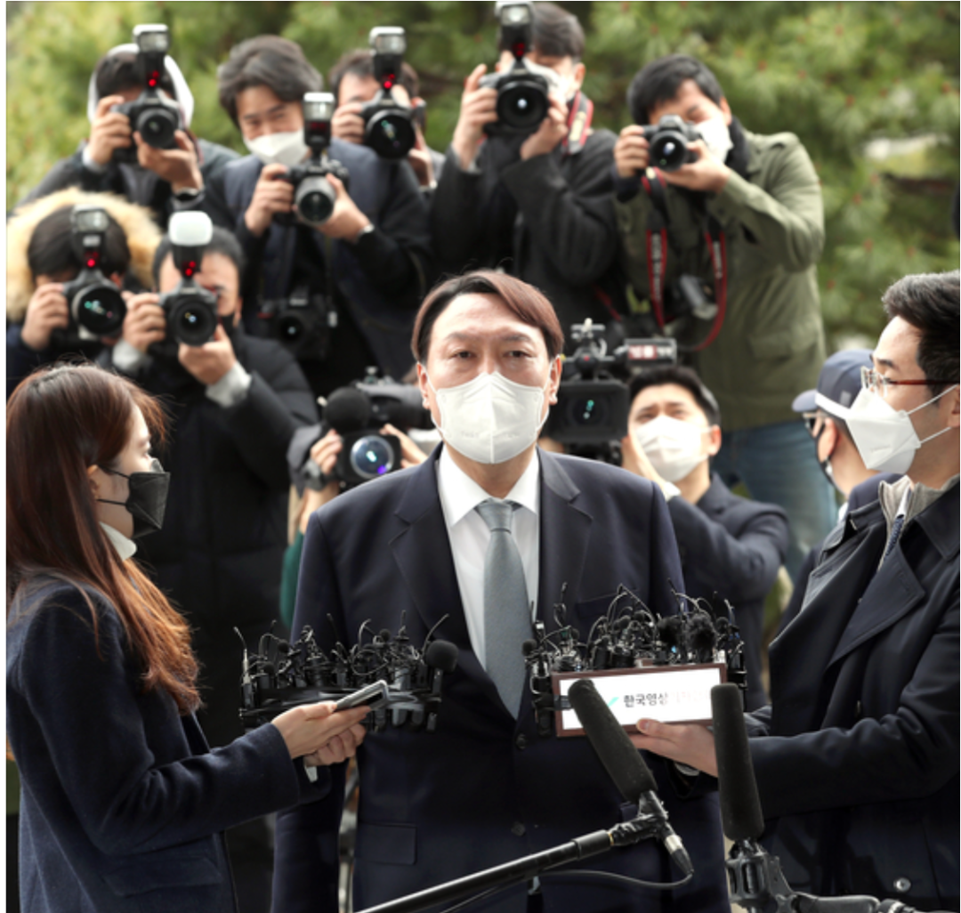 ◆2021年3月4日,尹锡悦宣布辞去检察总长一职,以对抗文在寅政府的司法改革计划。