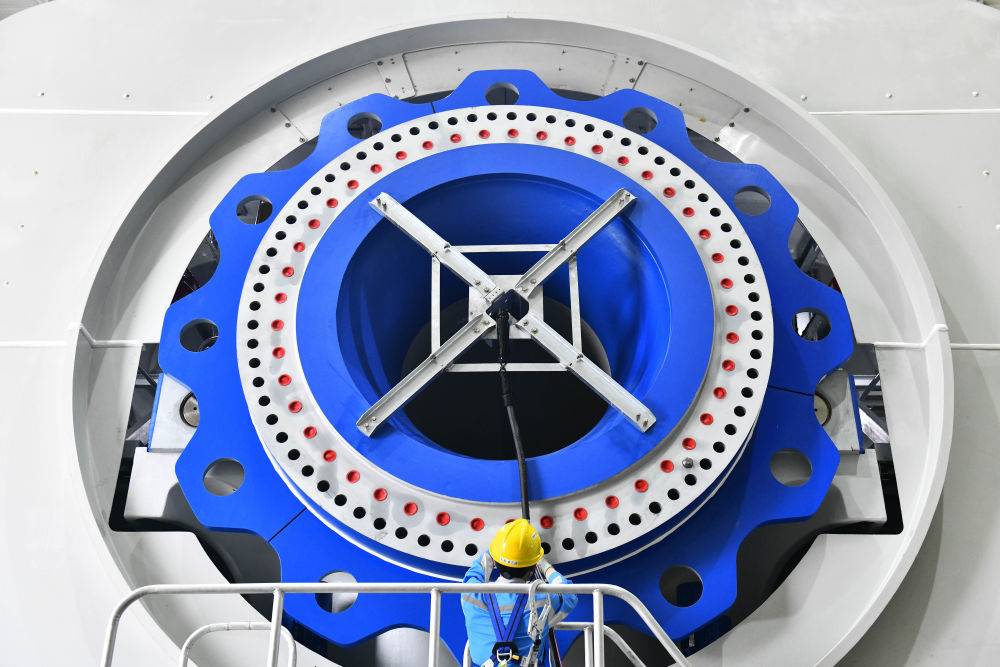 2023年6月21日，在乳山市远景能源零碳产业园，工作人员在海上风机前作业。新华社记者 郭绪雷 摄