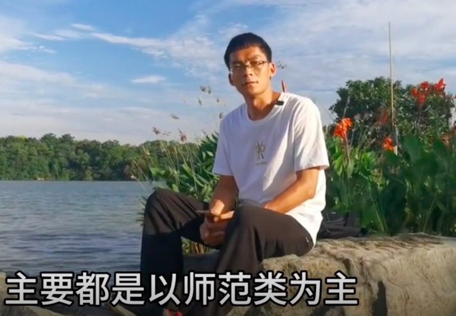 “第16次高考”唐尚珺稱已完成志愿填報：學(xué)校以師范類為主，全部服從調(diào)劑，實際上拿著家里給的學(xué)費回了欽州二中重新復(fù)讀，他看到有民營高中的招生信息說，今年很想被錄取到好的院校和專業(yè)。<p>7月3日，他在上午9點已經(jīng)提交了所有志愿填報。想盡快上岸