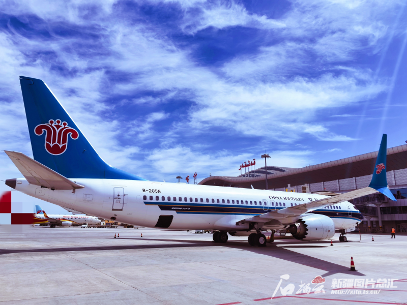 一架架飞机在喀什徕宁国际机场等待起飞夏力恒 摄