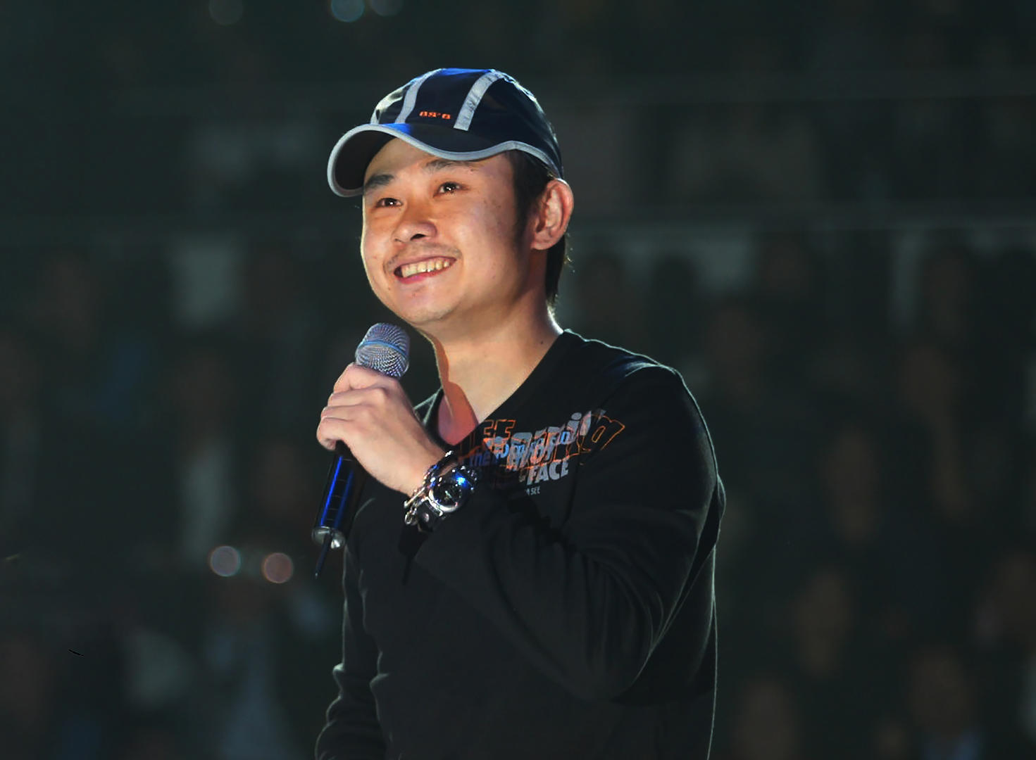 2004年11月16日,刀郎首次现身湖南长沙,演唱《2002年的第一场雪》 图据:视觉中国