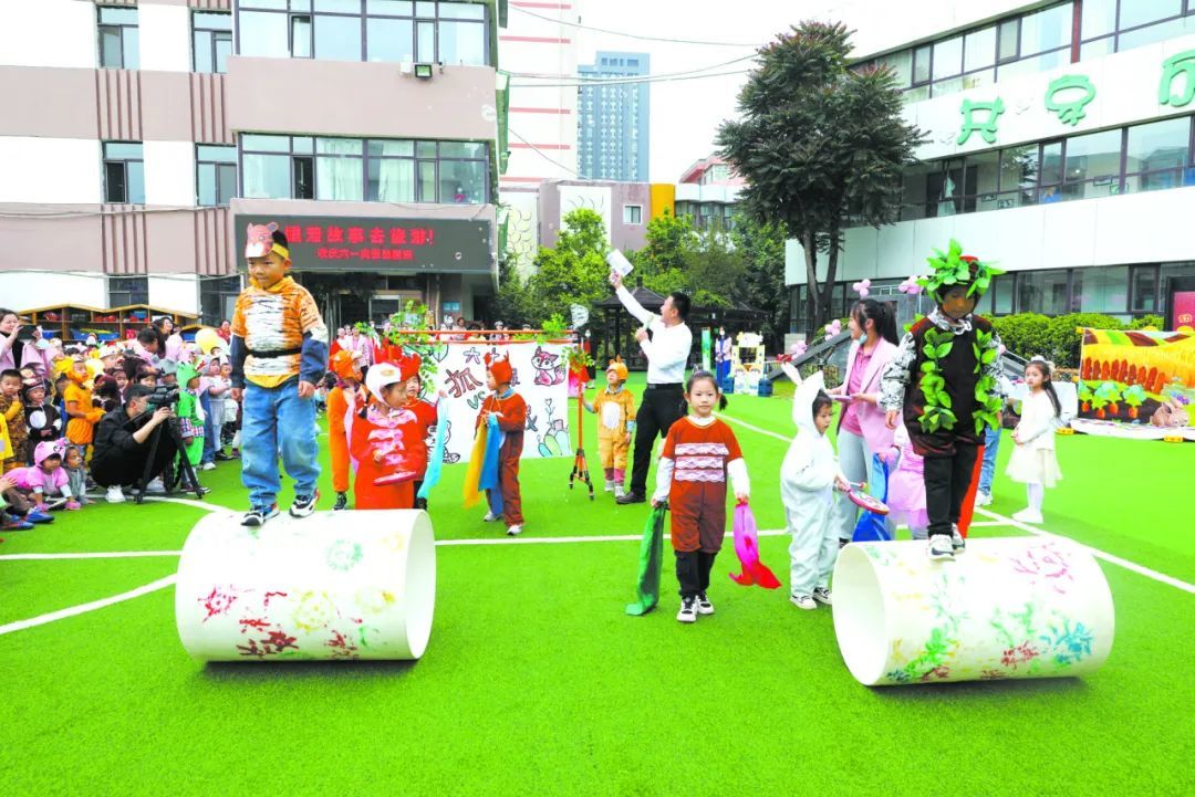 山西省康乐幼儿园举办欢庆六一实景剧展演。