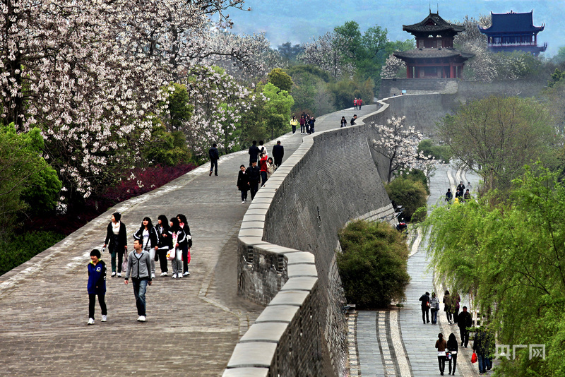 游客在赣州宋城古城墙上漫步，欣赏城市风景（央广网发 胡怀军 摄）