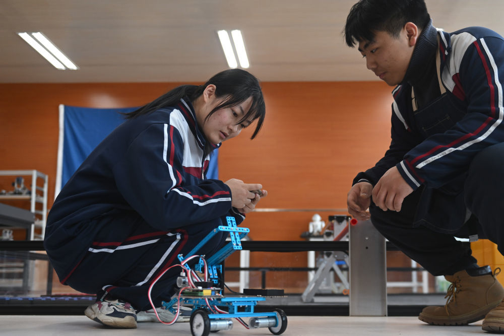 2023年2月23日，果洛西宁民族中学学生在机器人教室内操作自己组装的机器人。