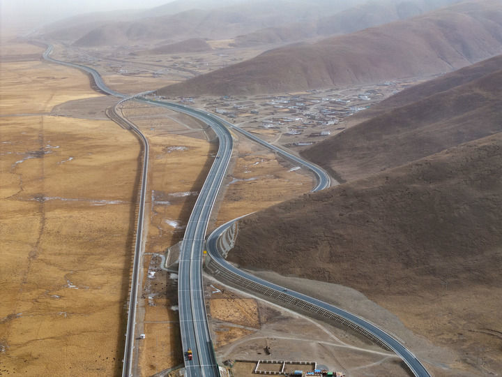 这是在西藏自治区拉萨市当雄县拍摄的青藏公路（右）、京藏高速（中）和青藏铁路并行的景象（无人机照片，2024年12月8日摄）。新华社记者 姜帆 摄