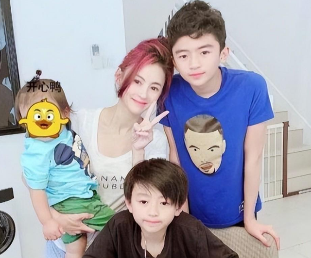 张柏芝三子真容曝光了！小儿子简直跟妈妈一个模子刻出来的！