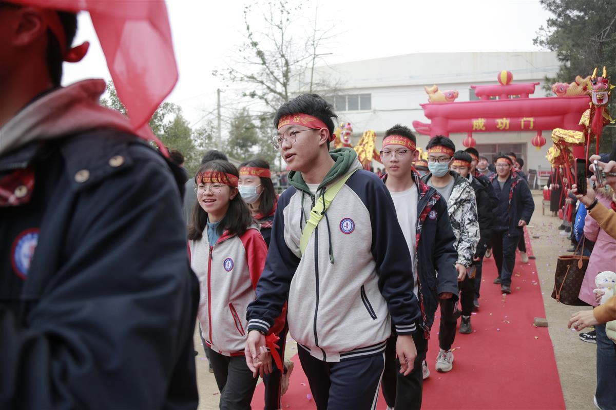 走过成功门.JPG