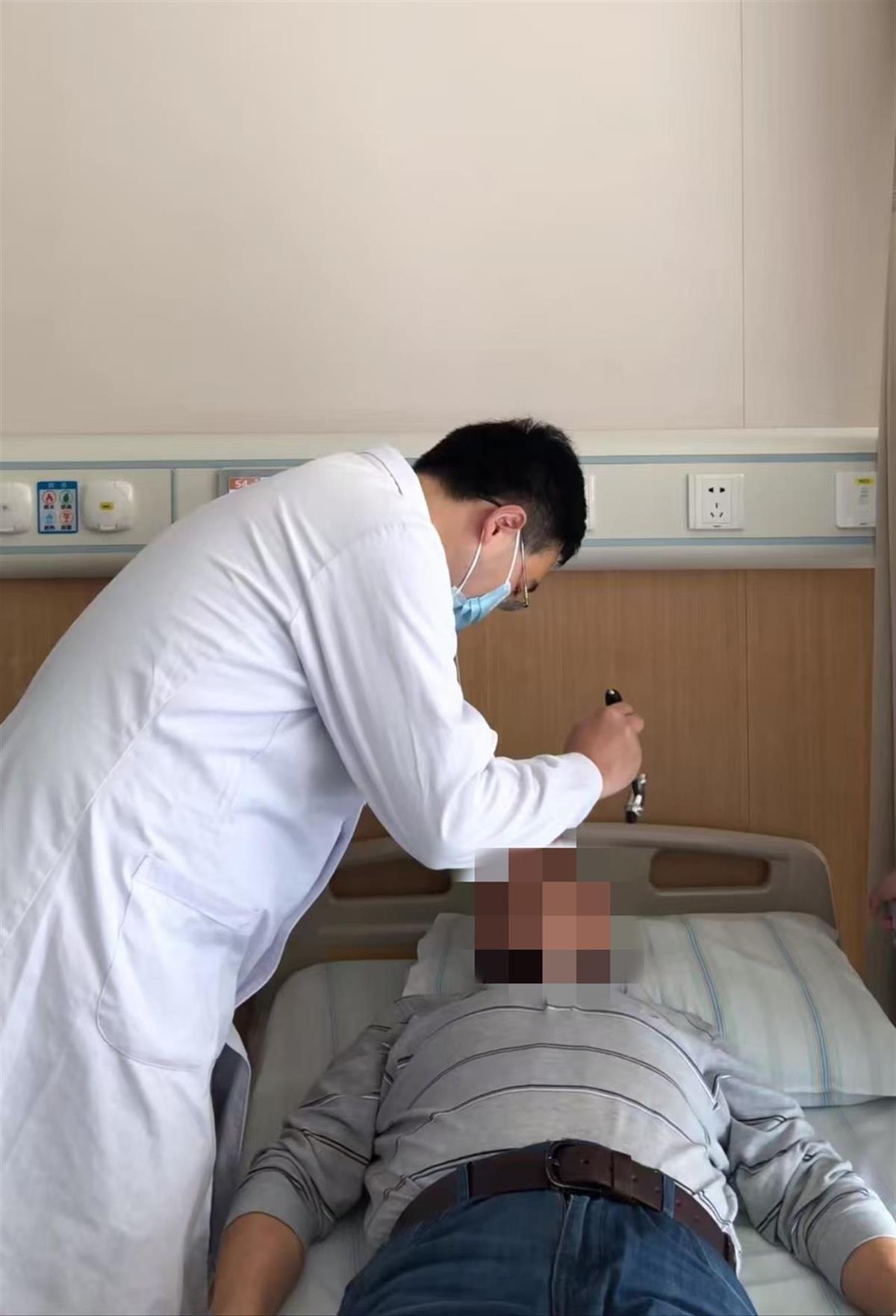 神经内科二病区主任程伟为患者查体