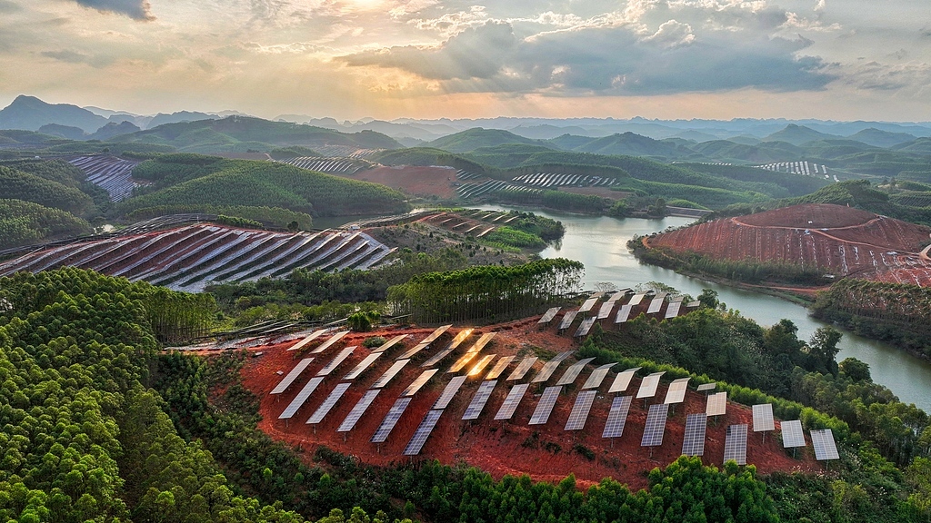 2023年12月18日，广西崇左，“风光水火储”一体化能源基地子项目——崇左市江洲区板崇光伏项目装机160兆瓦 视觉中国