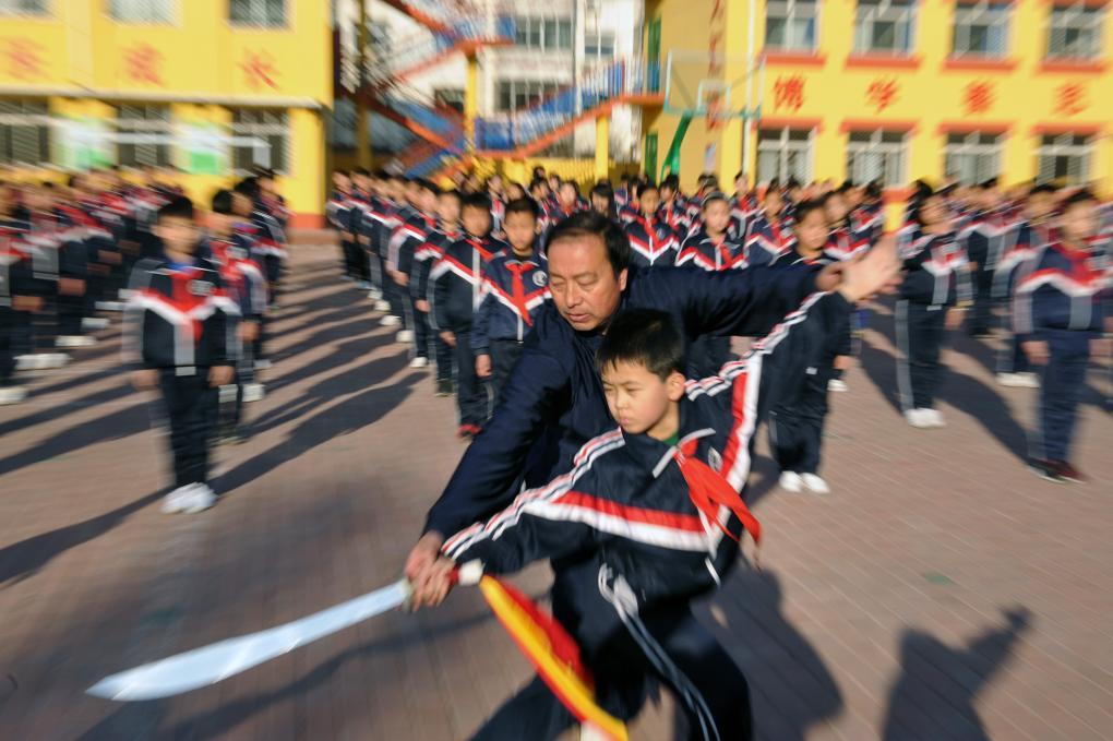 2017年12月8日，泊头市东方小学学生在六合拳传承人石同鼎的指导下学习六合拳器械。