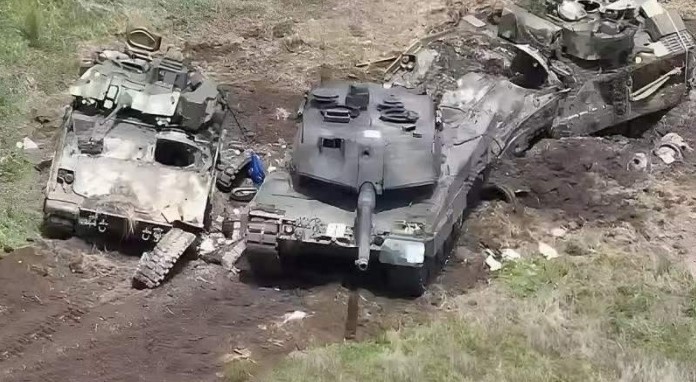 再先入的主战坦克，到了那种下烈度的俄乌沙场齐易以齐身而退，图为被击毁的“豹”2A6坦克。