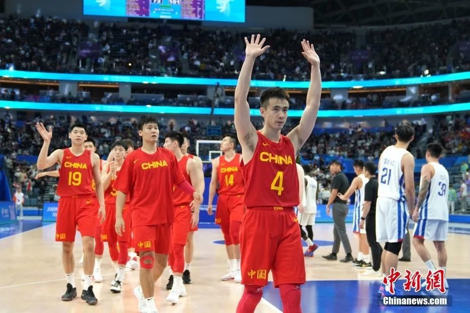 图为亚运会时中国男篮赛后向观众致意。（资料图）中新社发 史春阳 摄