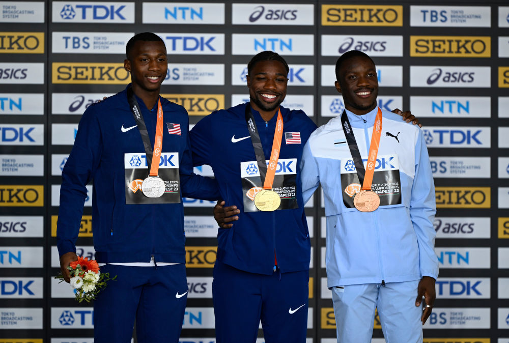埃里扬·奈顿(左)在2023年田径世锦赛中获得男子200米亚军。新华社记者 宋彦桦 摄