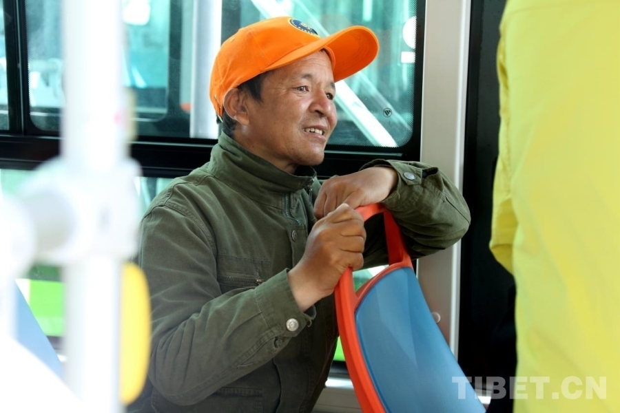 图为当地群众体验乘坐公交车出行 摄影:王佳豪