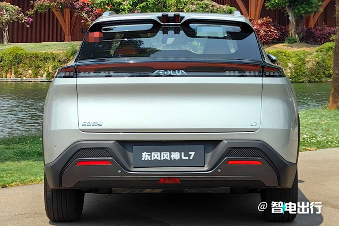 凤凰网汽车>全媒体>正文> 风神l7整体尺寸略小于银河l7,搭载一体式前